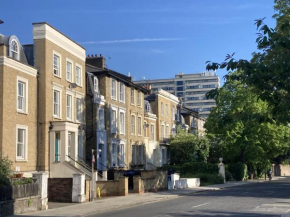 STUNNING GROUND FLOOR GARDEN APARTMENT - Entire Apartment, Centrally Located, With Free Off Road Parking By Flat & Wiffi, Beautifully Secluded, 3 mins From All Amenities